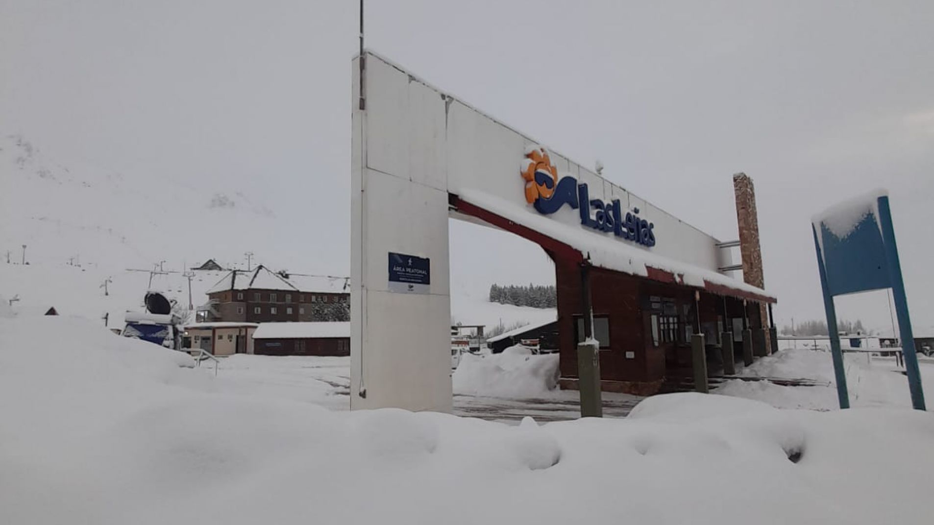 Así amaneció la entrada al complejo invernal (foto Luciano Solís)